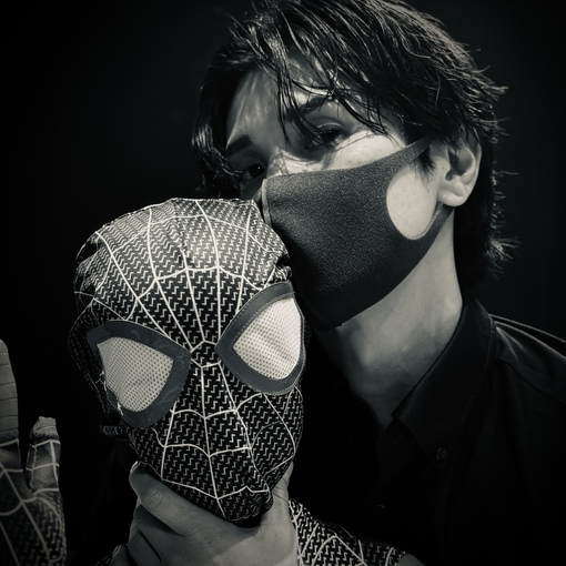 MATSU（マツ） 鏡の前で