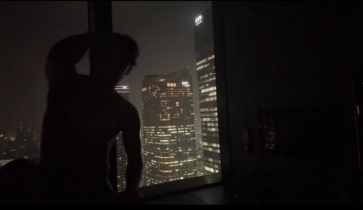 KOUNOSUKE 夜景を背景に