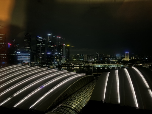 RAN（ラン） ホテル窓際でSプレイ…