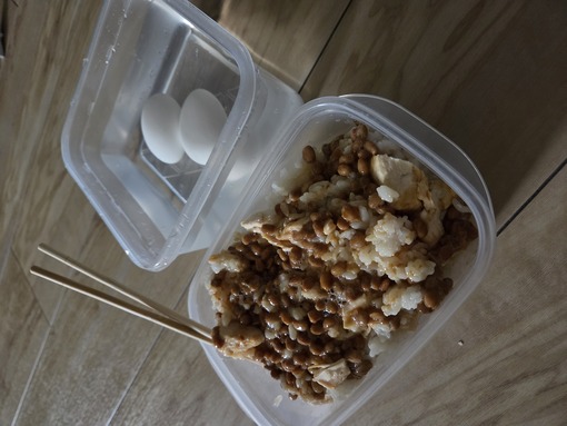 MAKI（マキ） 鶏肉納豆かけご飯の茹で卵添え